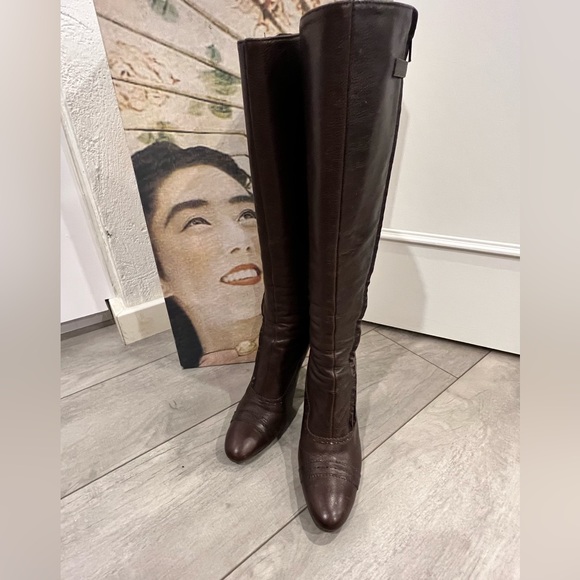 Brown leather boots, heels need to be retouched slightly scratched. - Picture 2 of 5